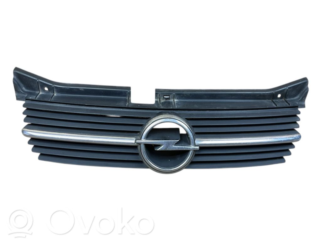 Opel Omega B1 Etupuskurin ylempi jäähdytinsäleikkö 