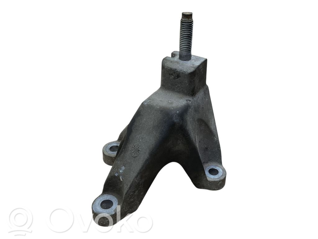 Ford Focus Engine mounting bracket 