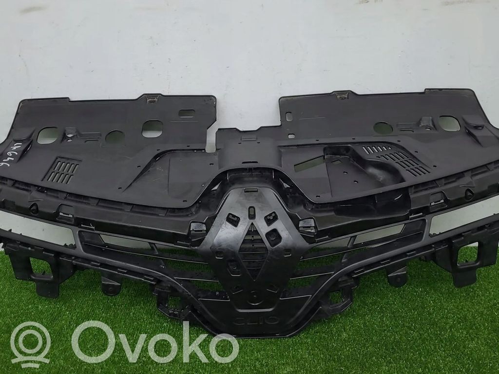 Renault Clio IV Front bumper upper radiator grill 