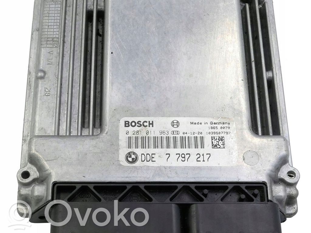 BMW 1 E81 E87 Variklio valdymo blokas 
