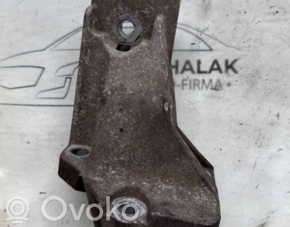 Volvo S80 Engine mounting bracket 