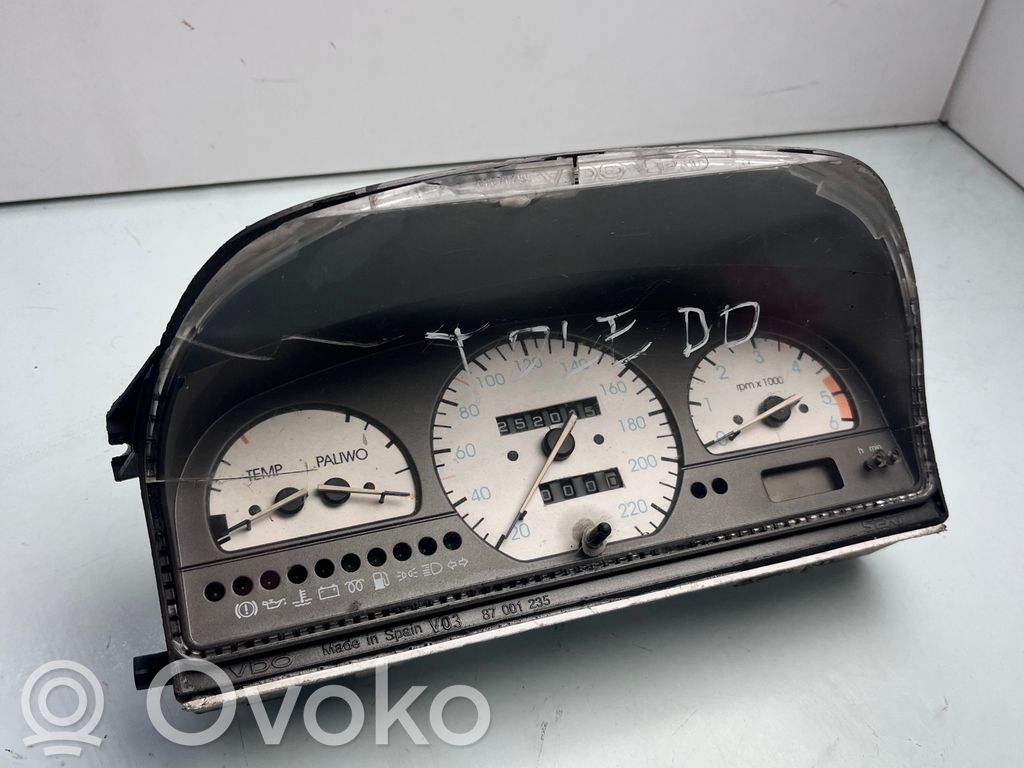 Seat Toledo I (1L) Licznik / Prędkościomierz 