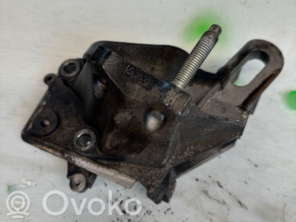 Ford Focus Engine mounting bracket 