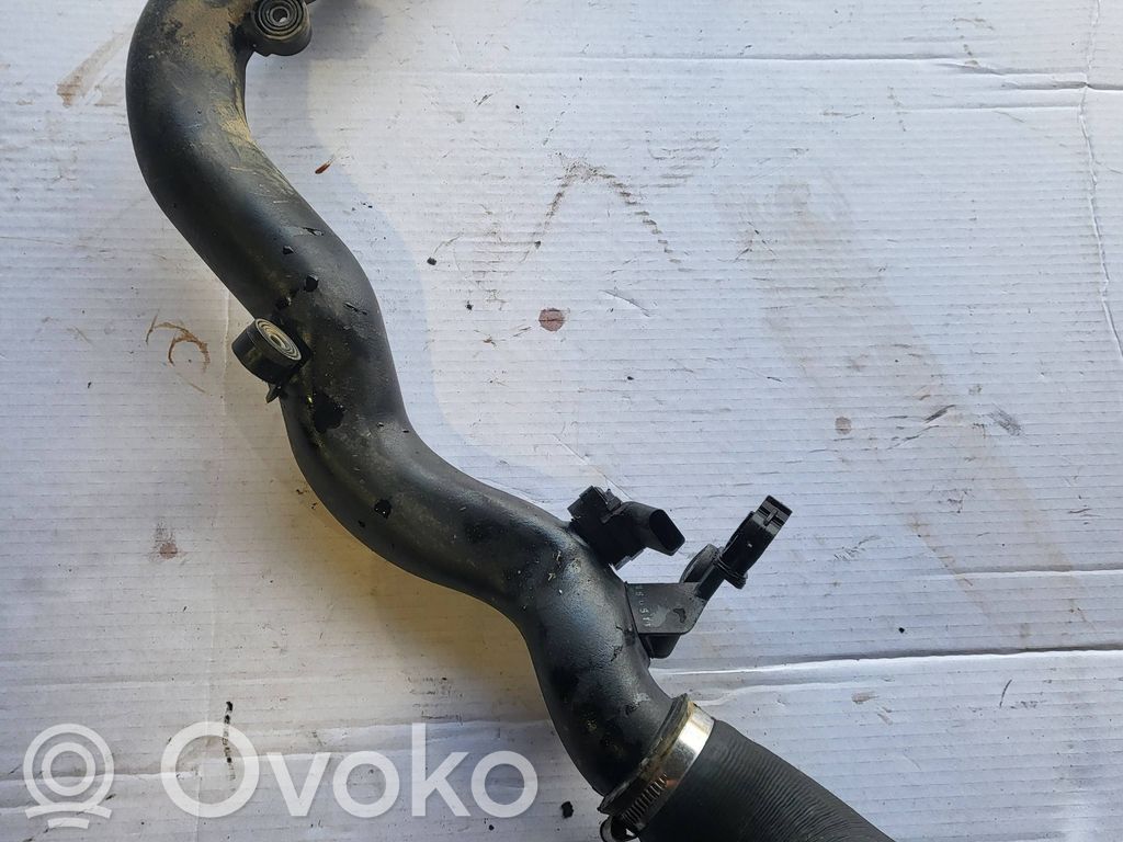 Volkswagen PASSAT B7 Wąż / Rura intercoolera 