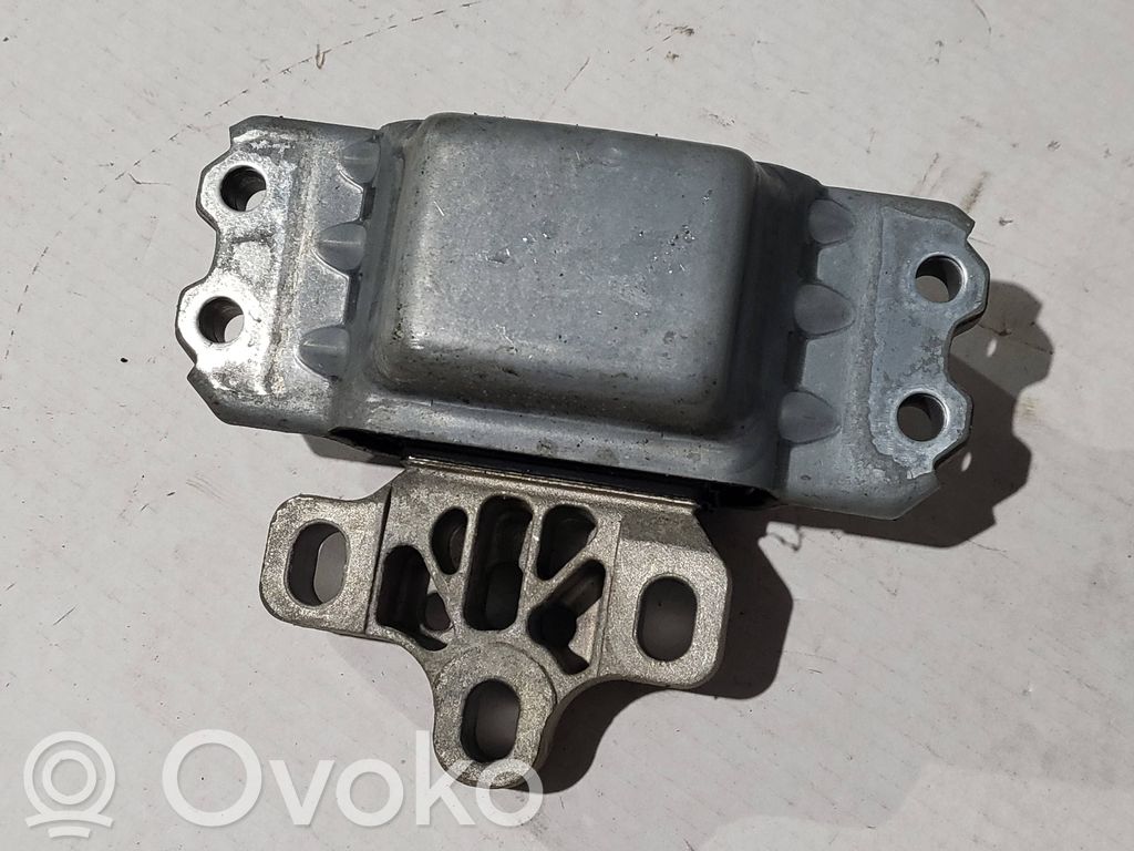 Volkswagen Tiguan Engine mount bracket 