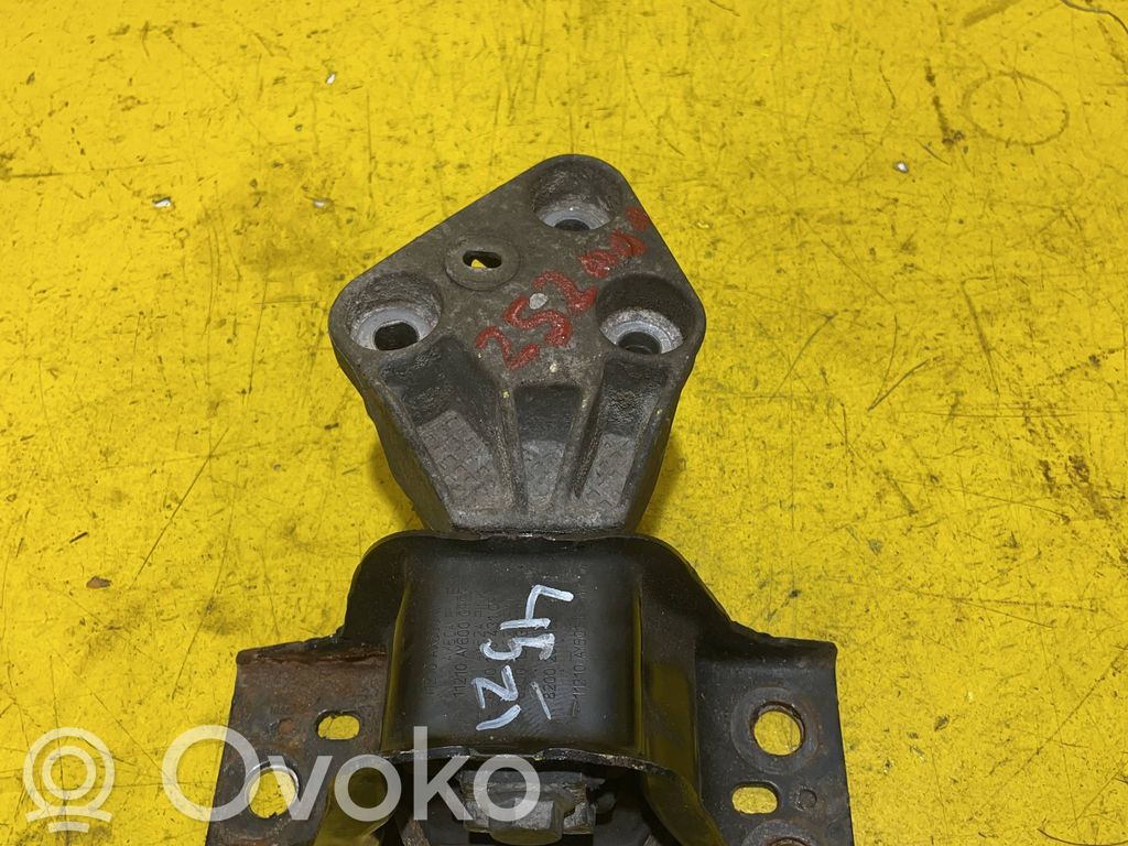 Renault Clio III Engine mount bracket 