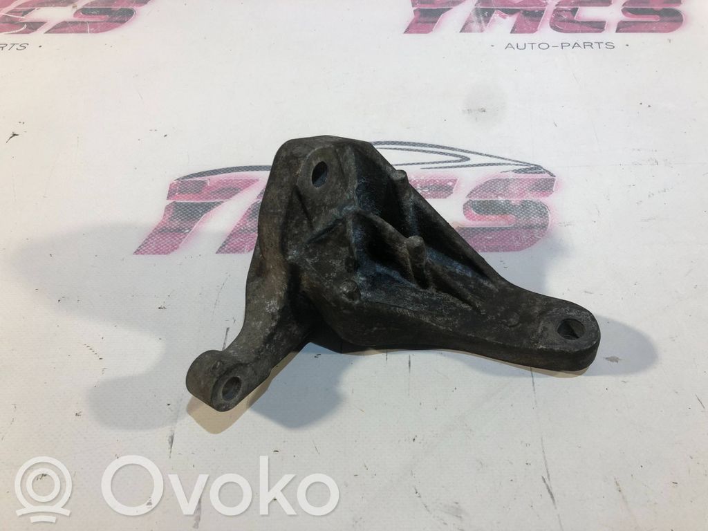 Ford Focus Engine mounting bracket 