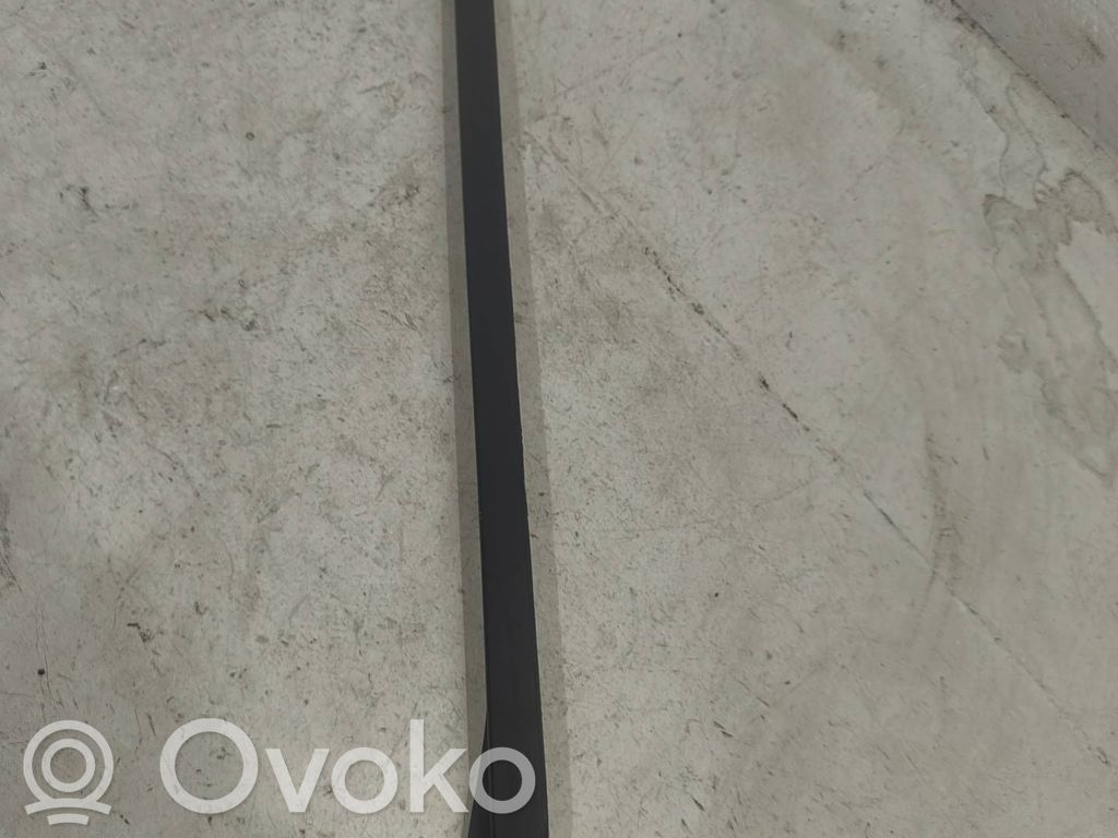 Windshield trim   7933087