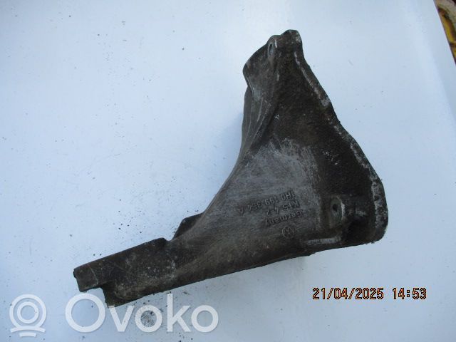 Volkswagen Golf III Engine mounting bracket 