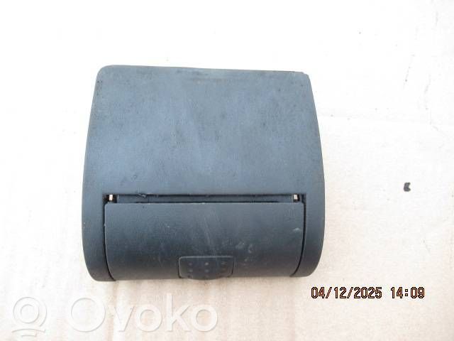 Opel Corsa C Peleninė panelėje 