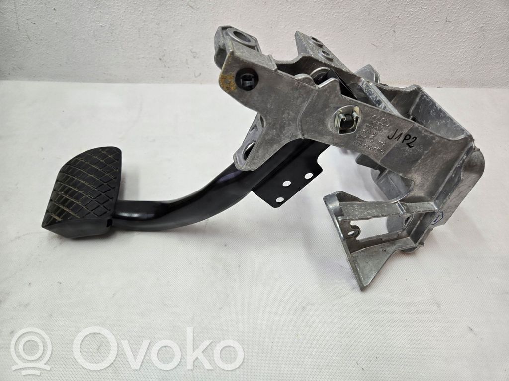 Audi A4 S4 B9 Jarrupolkimen kiinnitysalusta 