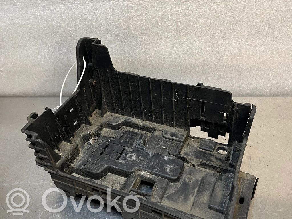 Peugeot 208 I Akkulaatikon alusta 