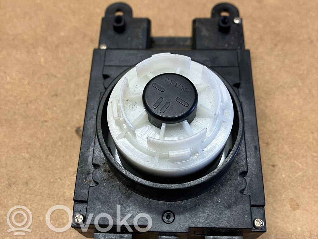 Head unit multimedia control   6963051