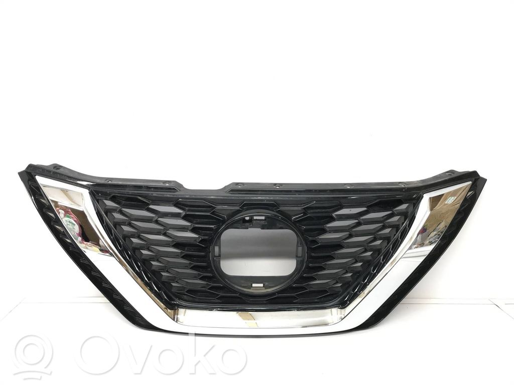 Nissan Qashqai Front bumper upper radiator grill 