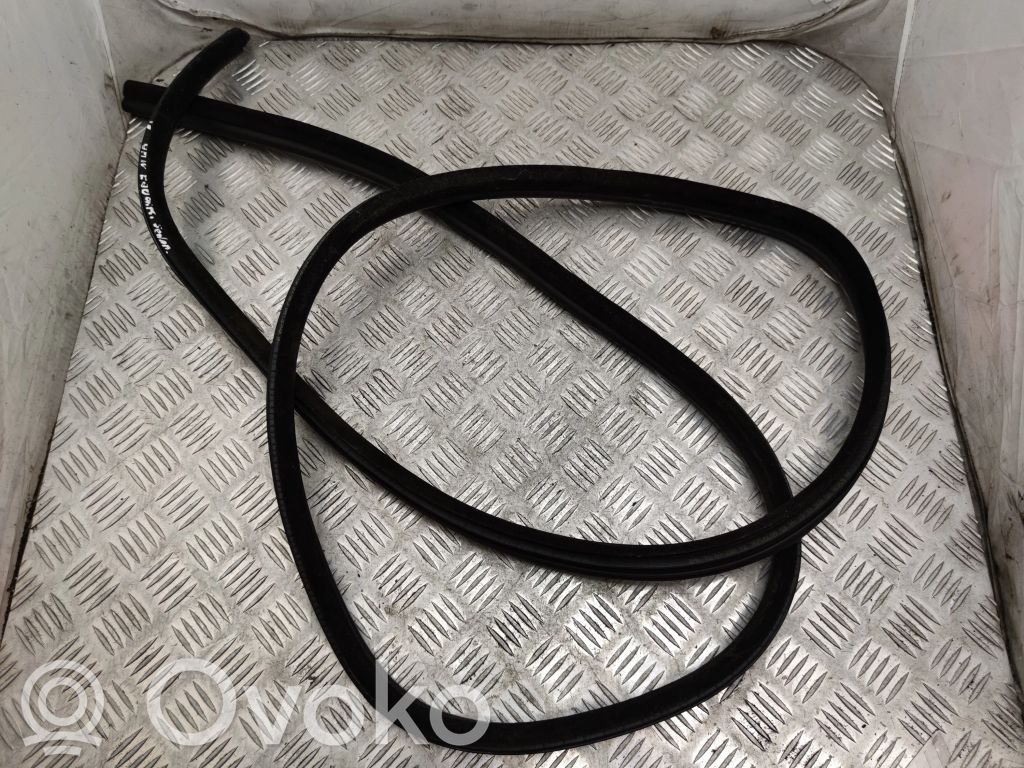BMW 3 E90 E91 Gumowa uszczelka drzwi tylnych 