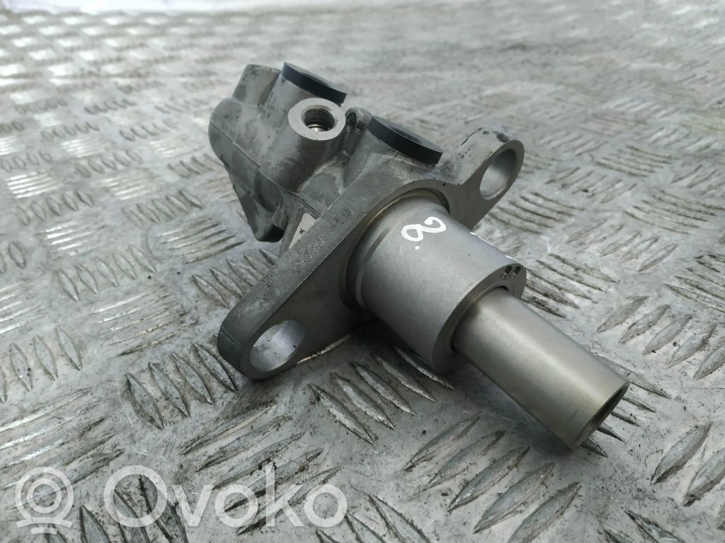 Volkswagen PASSAT B7 Master brake cylinder 