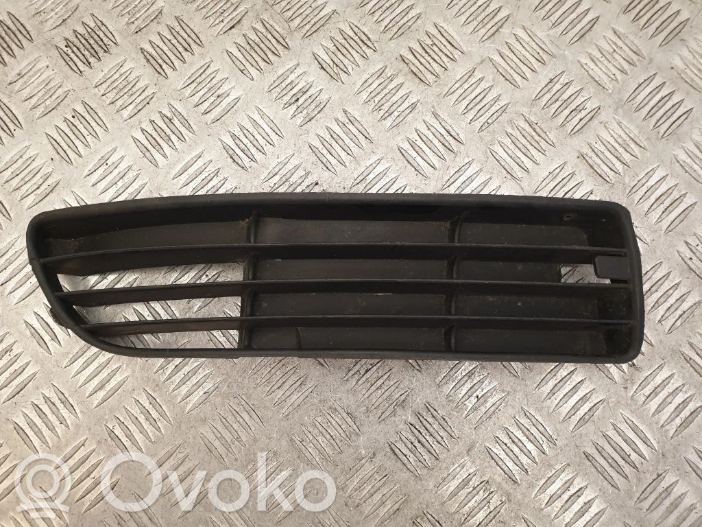 Audi A4 S4 B5 8D Etusäleikkö 