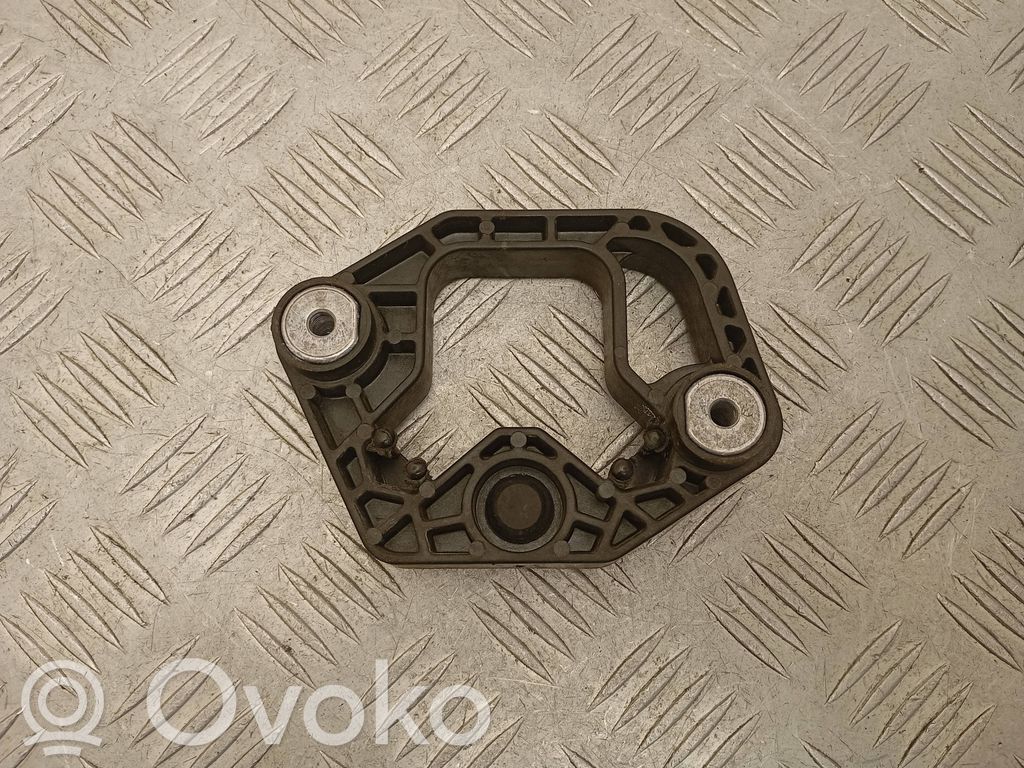 Volvo XC60 Radiator mount bracket 