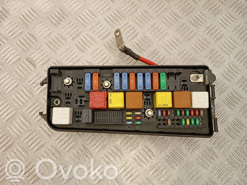 Opel Vectra C Saugiklių blokas 