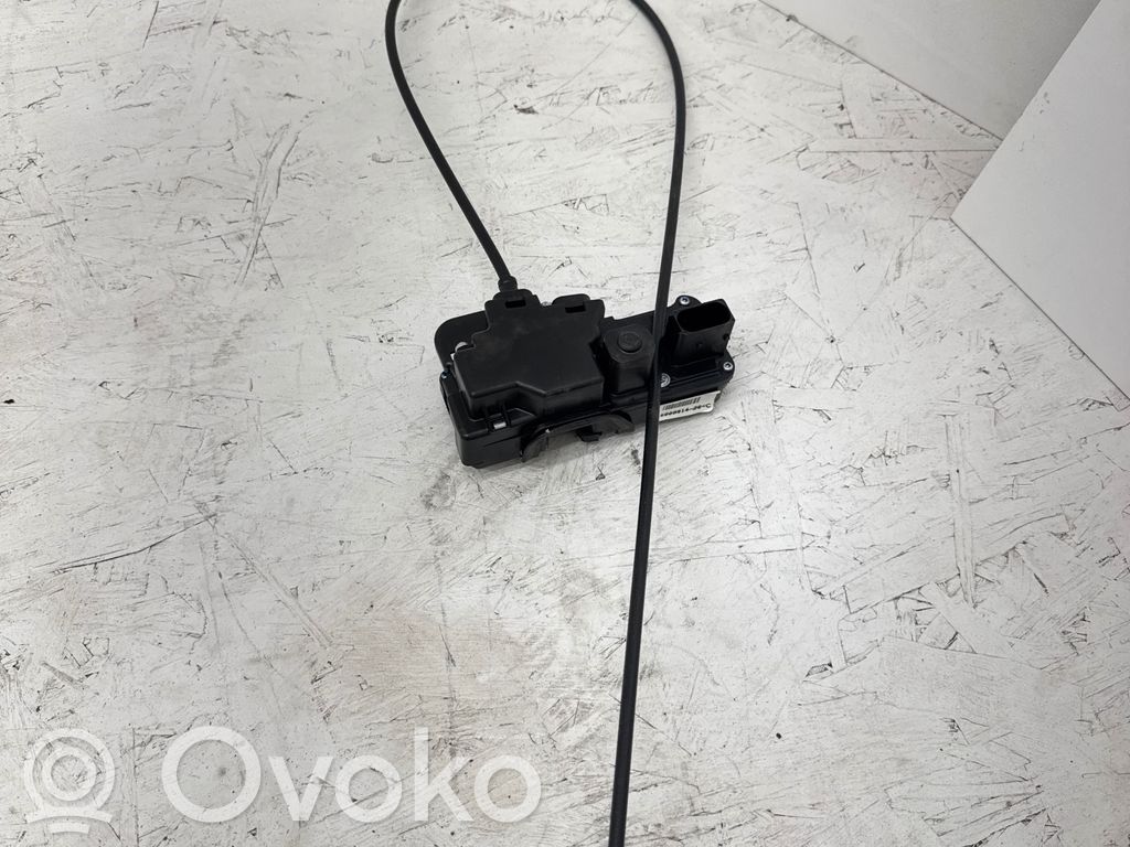 Tesla Model S Aizmugurē slēdzene 