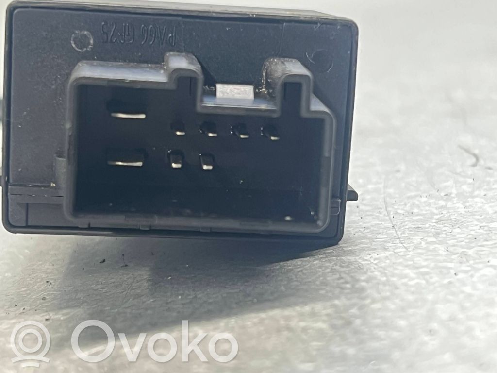 Volkswagen Golf V Fuel pump relay 
