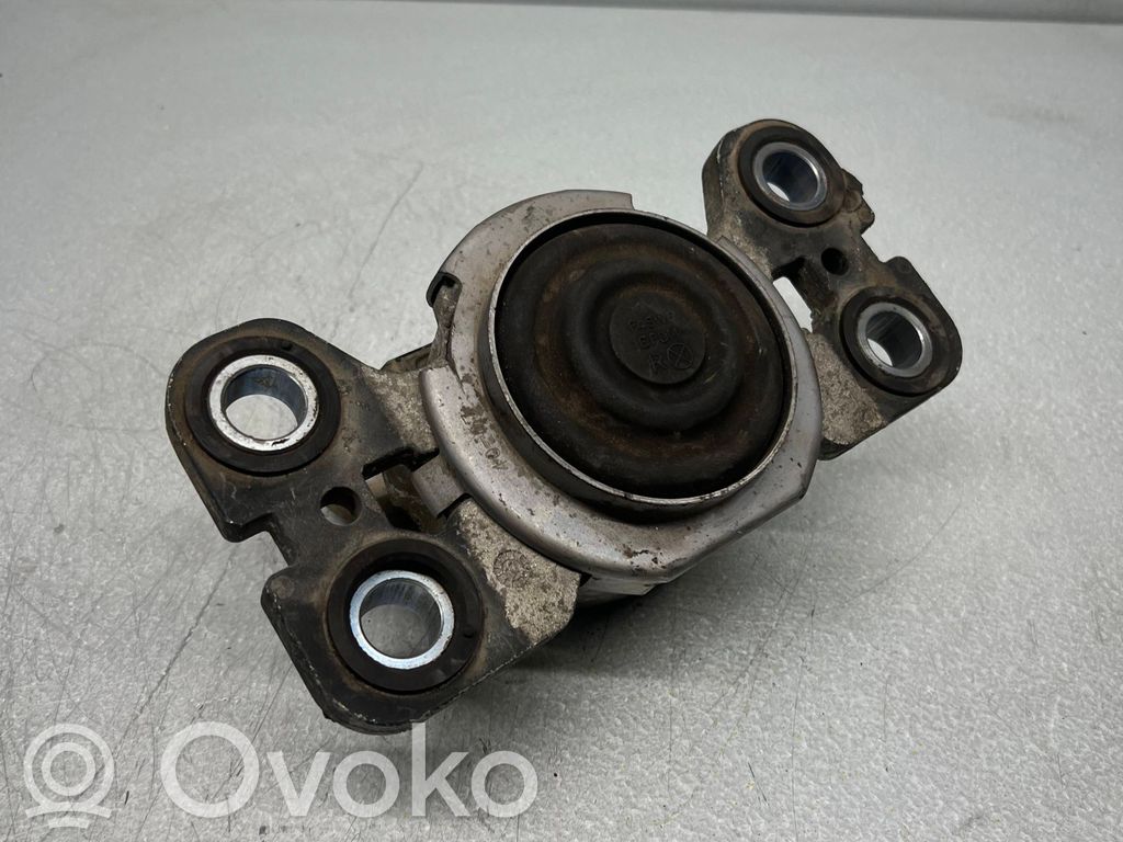 Volvo XC70 Engine mount bracket 