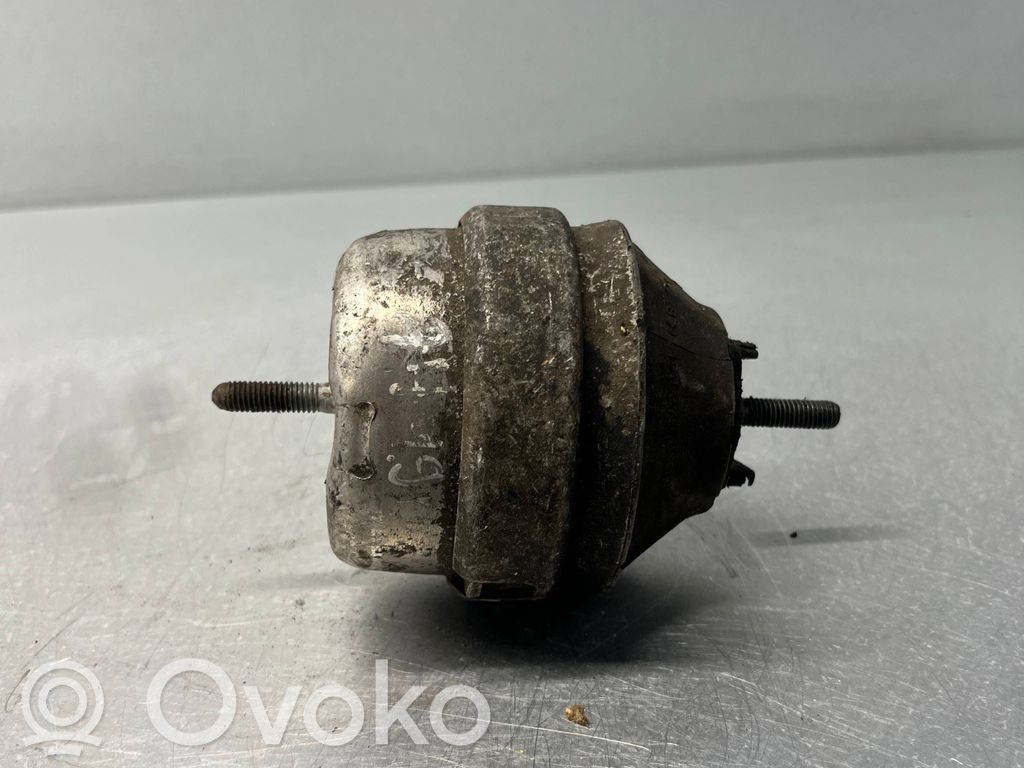 Audi A4 S4 B5 8D Engine mount bracket 