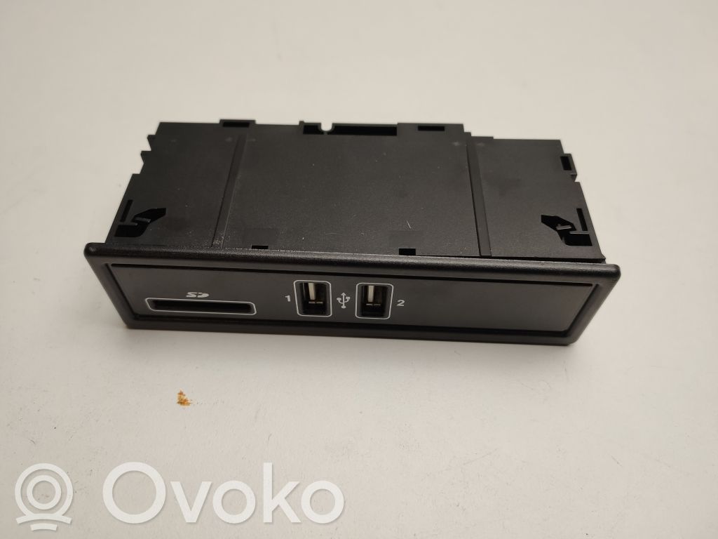 Mercedes-Benz C W205 Gniazdo / Złącze USB 