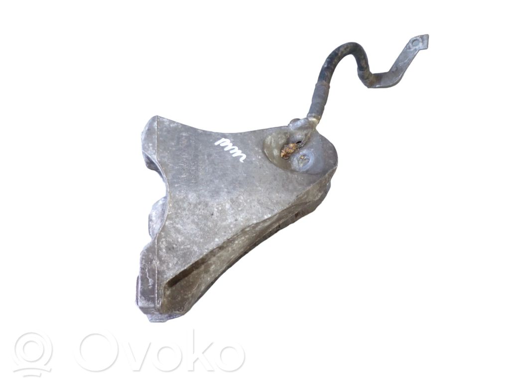 Engine mounting bracket   7L6199308