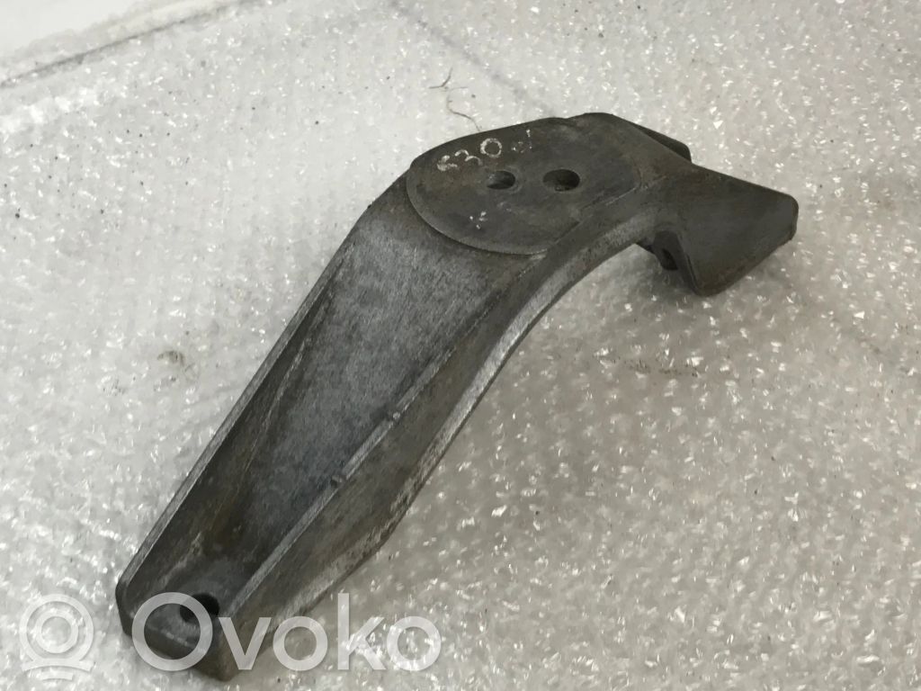 BMW 5 E39 Engine mounting bracket 