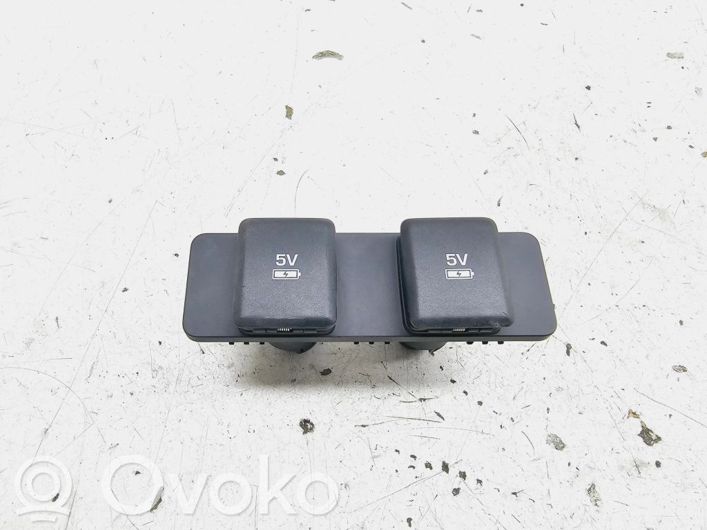 Land Rover Range Rover Sport L494 USB socket connector 