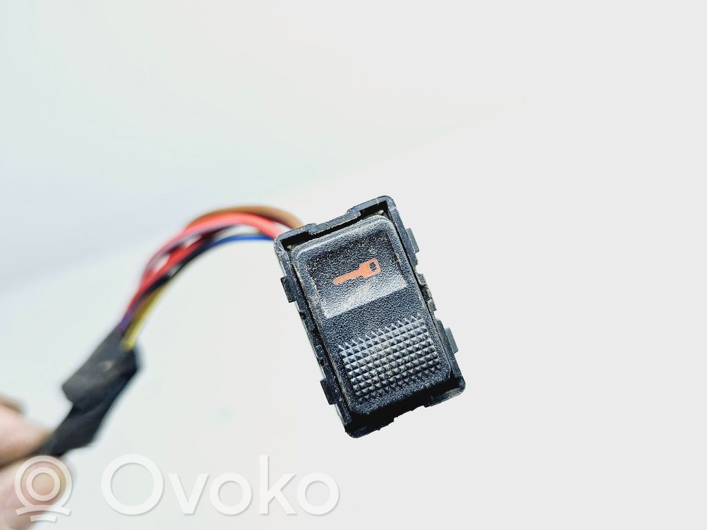 Central locking switch button   8L0962107