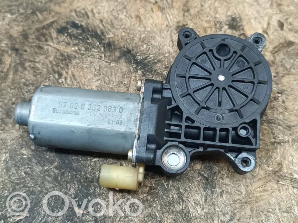 Silnik regulatora szyby drzwi przednich   83620630