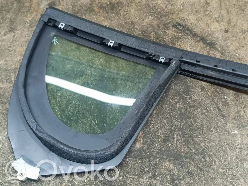 Jaguar XF X250 Ventanilla de ventilación de la puerta trasera 