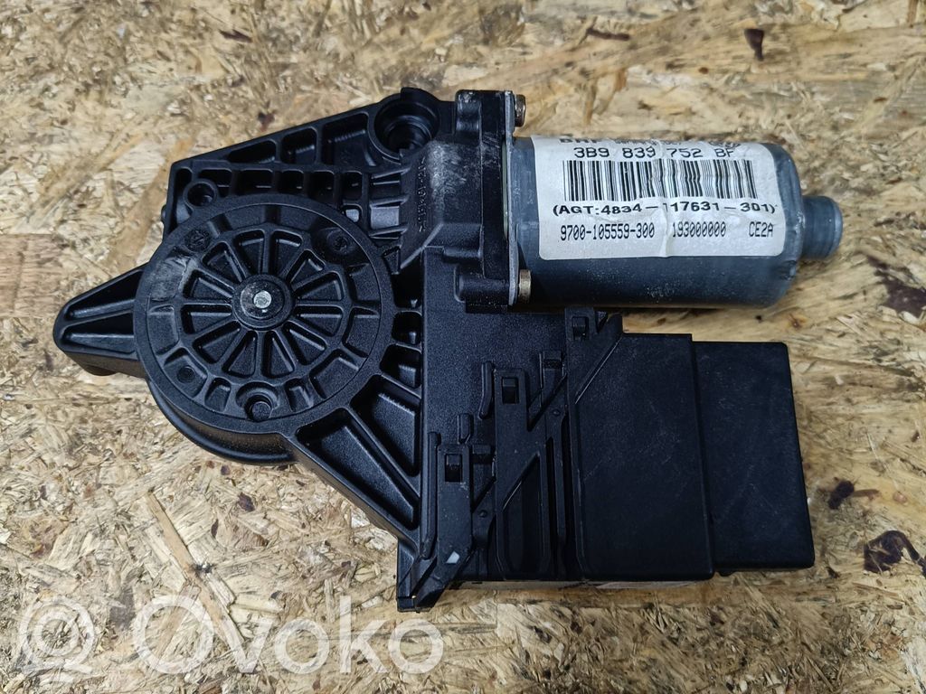 Volkswagen PASSAT B5 Silniczek podnoszenia szyby drzwi tylnych 