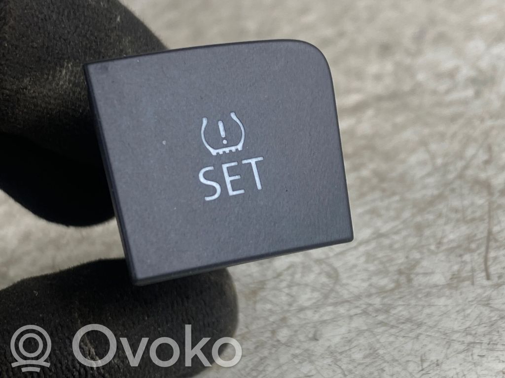 Volkswagen PASSAT CC TPMS reset button 