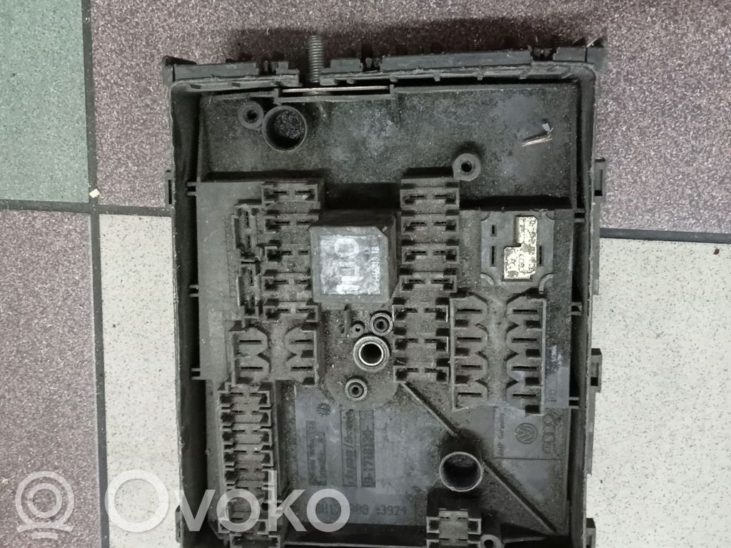 Skoda Octavia Mk2 (1Z) Saugiklių blokas 