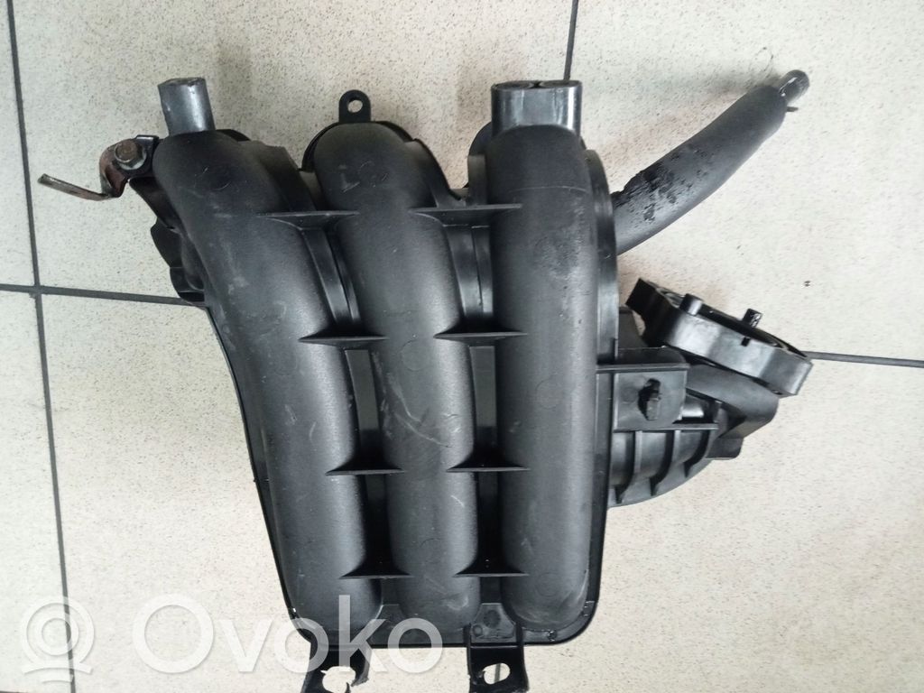 Toyota Yaris Intake manifold 