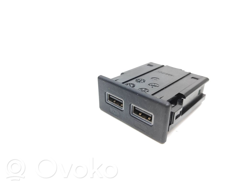 Alfa Romeo Stelvio Enchufe conector USB 