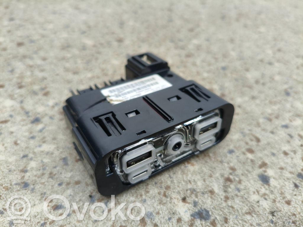 Chrysler Pacifica USB socket connector 