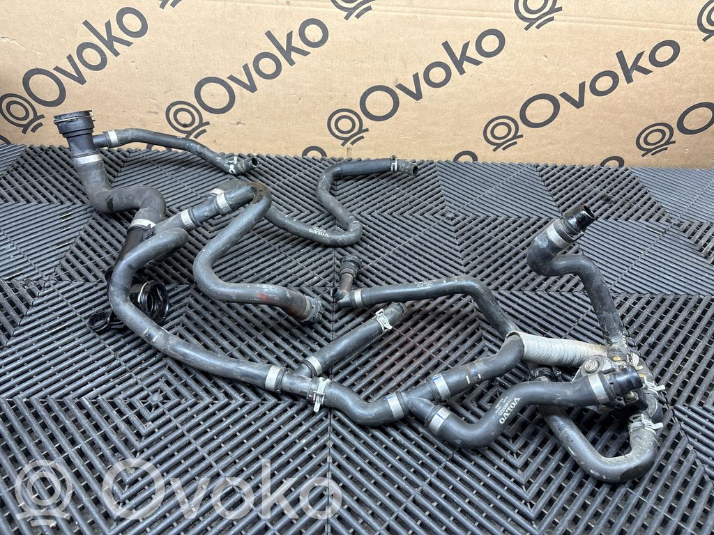 Volvo XC90 Tubo flessibile del liquido di raffreddamento del motore 