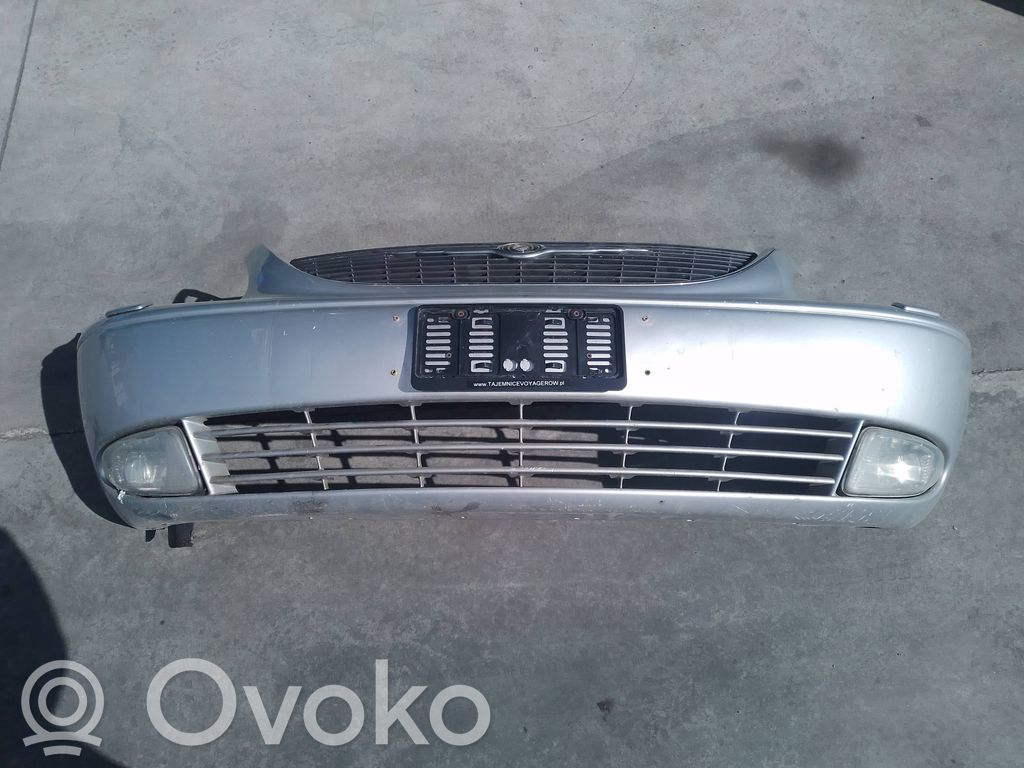 Chrysler Voyager Передний бампер 