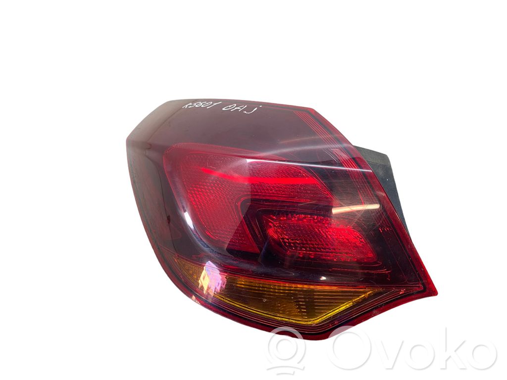 Aizmugurējais lukturis virsbūvē