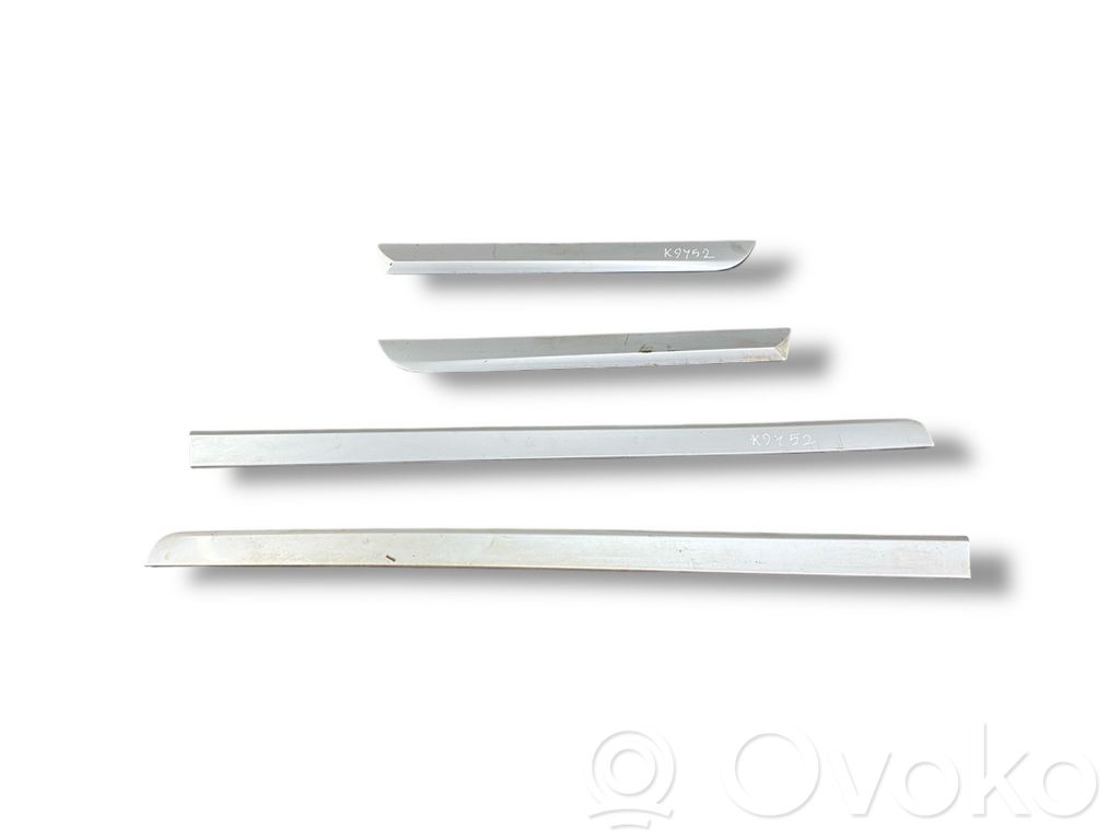 Priekšpusē durvju dekoratīvā apdare (moldings)
