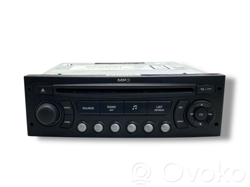 Radio / CD/DVD atskaņotājs / navigācija