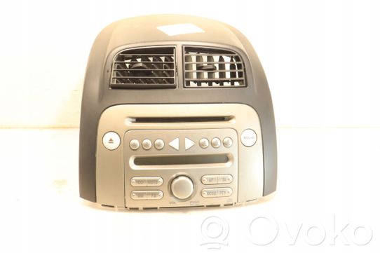 Moldura de la unidad delantera de radio/GPS