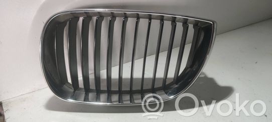 BMW 3 E90 E91 Grotelės viršutinės 