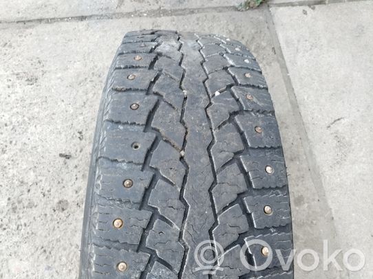 Volkswagen Golf IV Pneus d’hiver R15 C à crampons 