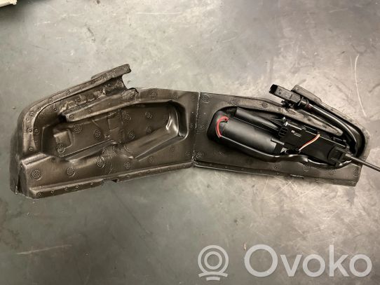 Audi A8 S8 D3 4E Takaluukun/tavaratilan lukon vastakappale 