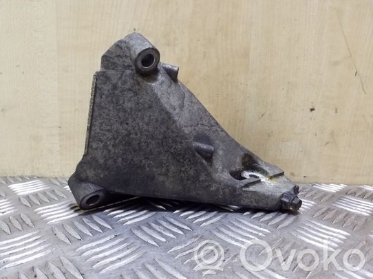 Volvo V70 Vaihdelaatikon kannake 